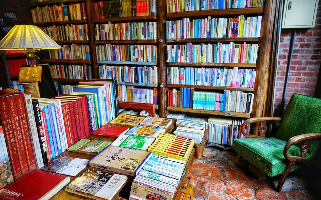 書集喜室 老木桌與藤椅的懷舊閱讀角落