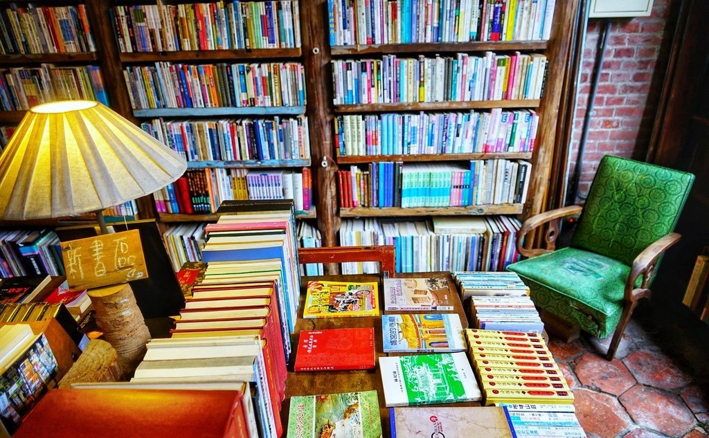 書集喜室 桌上選書展台與綠皮老椅,老屋一隅好讀光