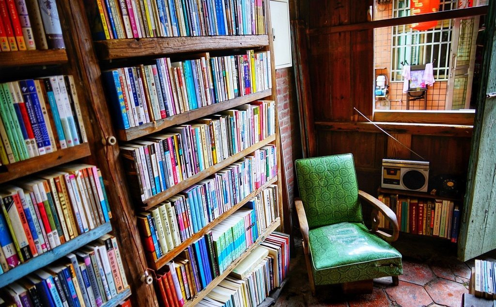 書集喜室 鹿港老屋滿牆藏書與綠皮老椅的閱讀角落
